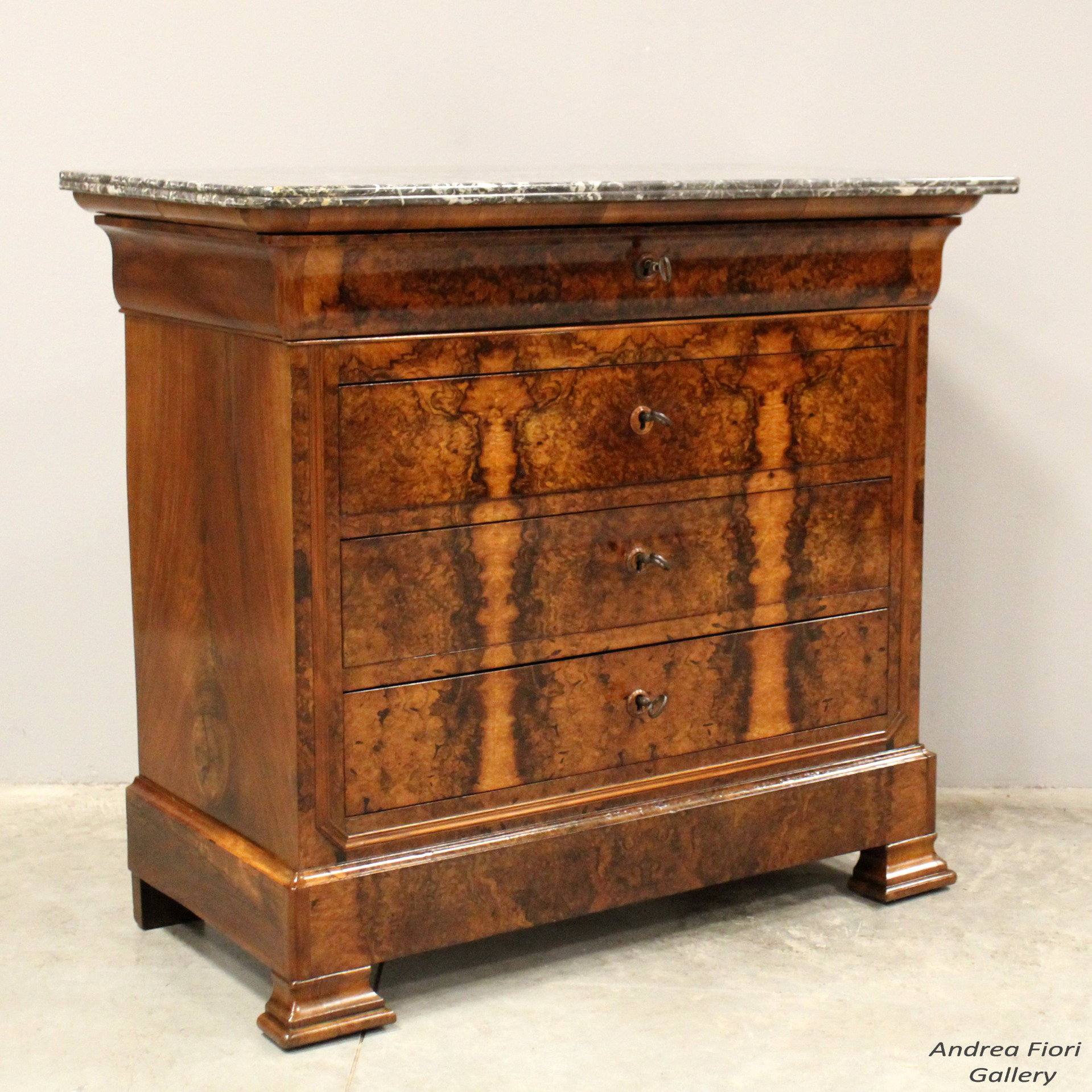 Ancien commode buffet capucin style Louis-Philippe en noyer - époque XIXe siècle